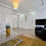 2 Bedroom W/ Courtyard At Croise Laroche Apartman *