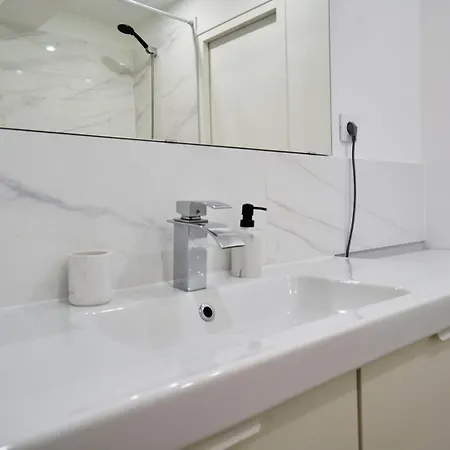 2 Bedroom W/ Courtyard At Croisé Laroche *